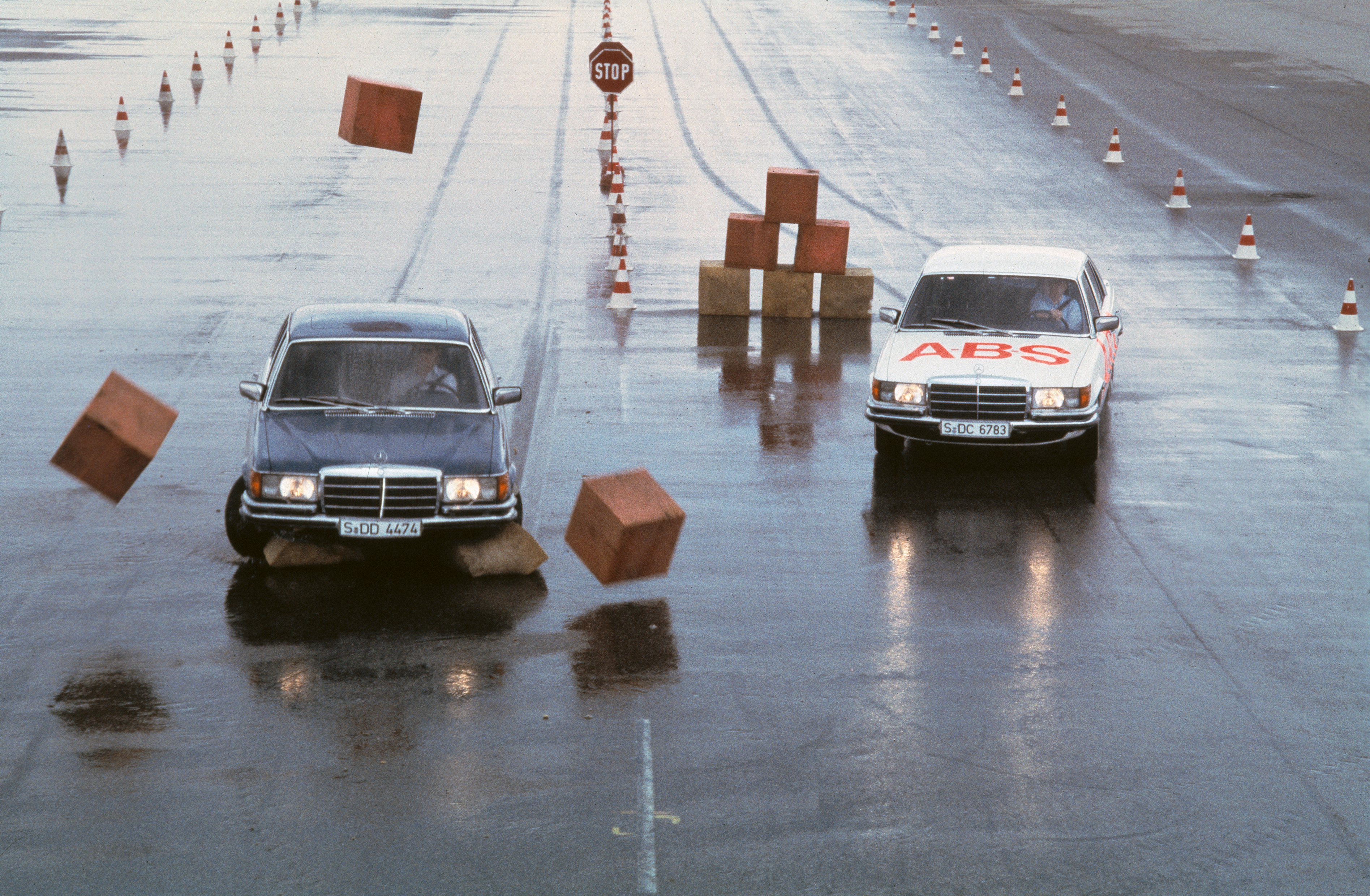 Подъезжая к дому машина притормозила. Mercedes Benz 1978. Автомобиль с АБС И без. Экстренное торможение. Торможение автомобиля.
